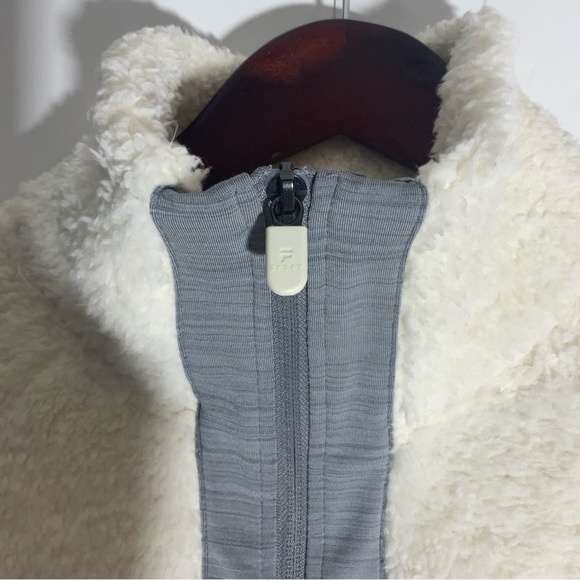 FILA Sport Tru-Dry & Tru-Warm Faux Fur Outer Front Pockets Zip Front Jacket XS - Picture 4 of 15